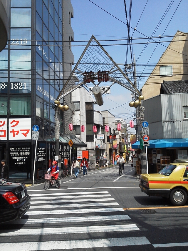 早稲田通りの向こうは薬師の商店街入り口